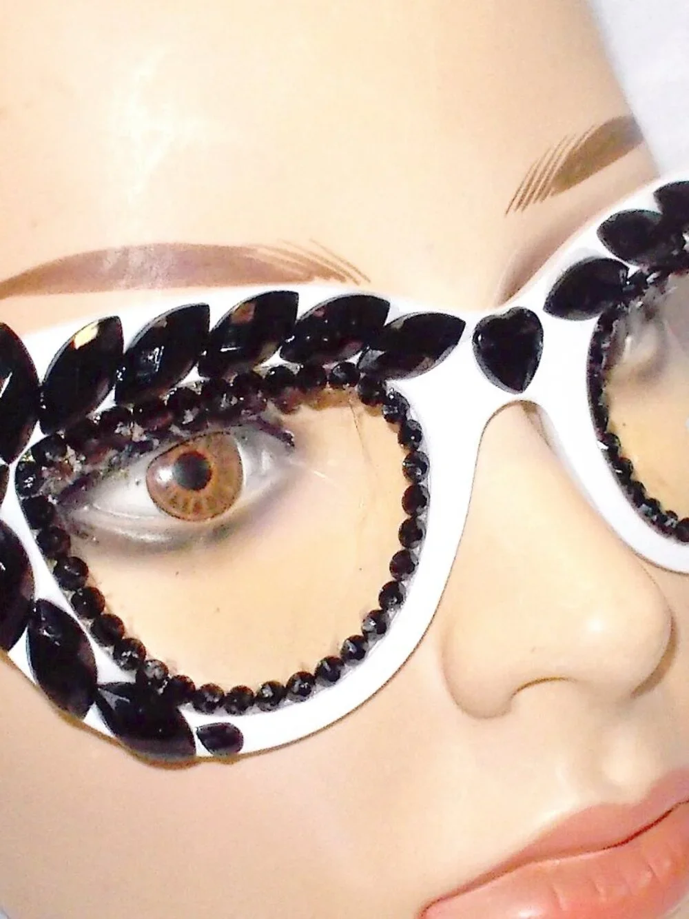 FABULOUS WHITE CATEYE RHINESTONE READING GLASSES 2.00 STRENGTH BLACK STONES!